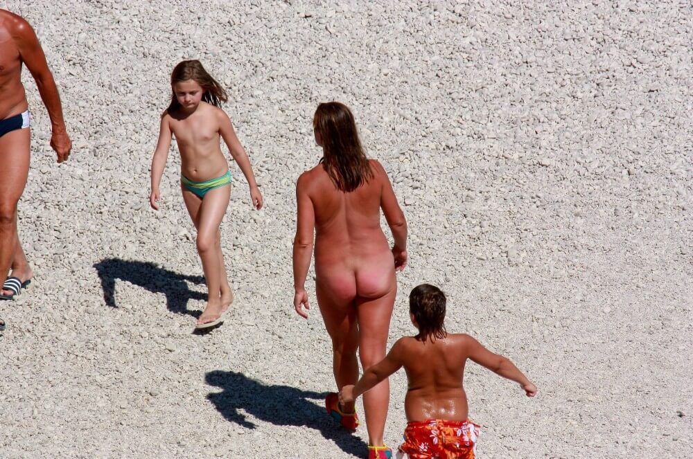 Naturism photo gallery # 8 - Naturists love movement and activity