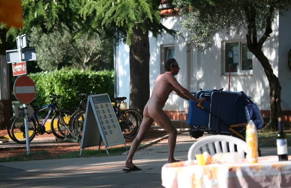 Park Side Street Pass-Bys photos - For those who want to officially become nudists