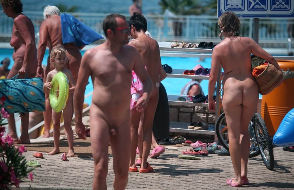 Daytime Nudists Chill Out photos - Nudism and natural harmony