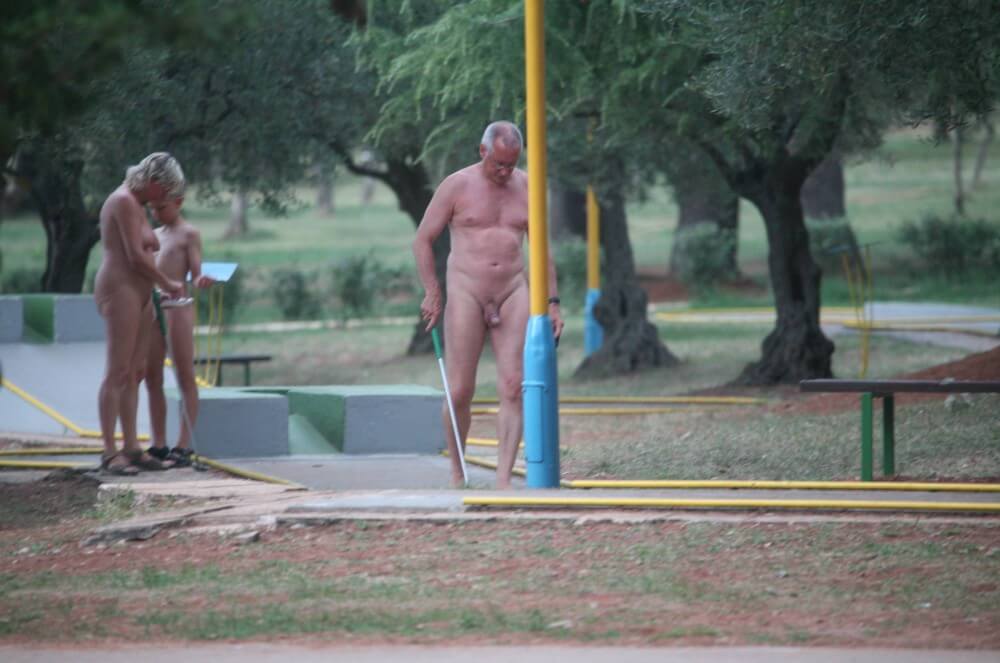 Mini-Golf Nude Participants pics - Living freely and naturally is the dream of naturists