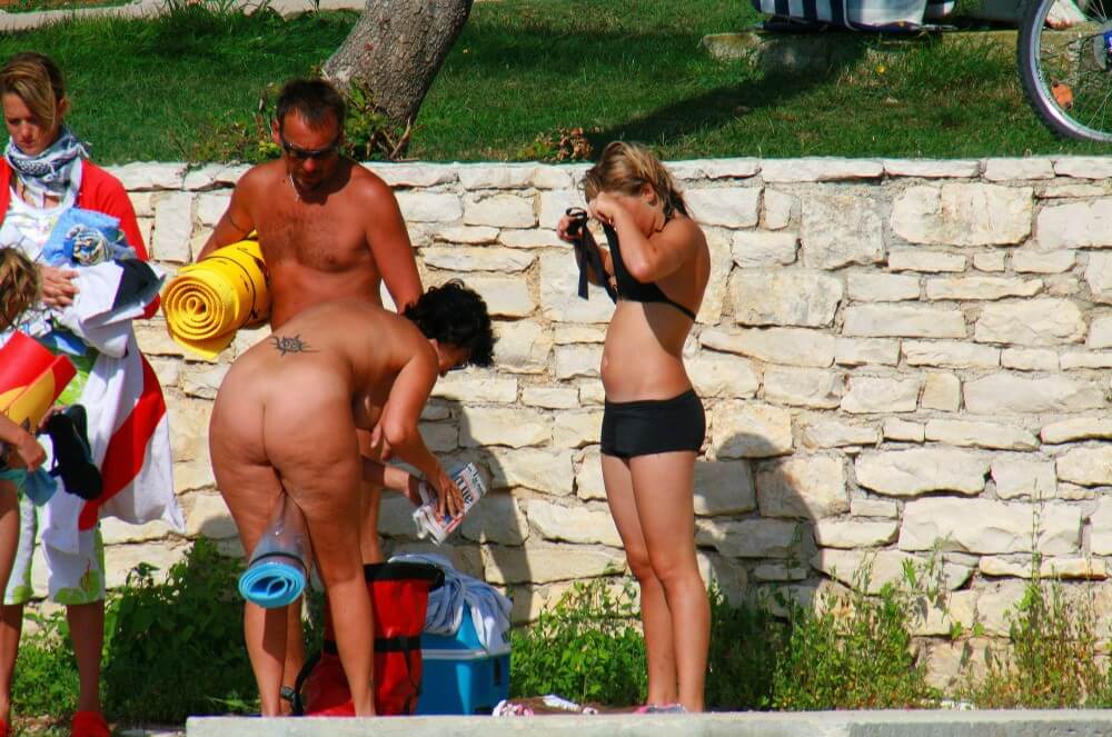 Ula FKK Sisters Day photo gallery - Nudism is an expression of freedom and individuality
