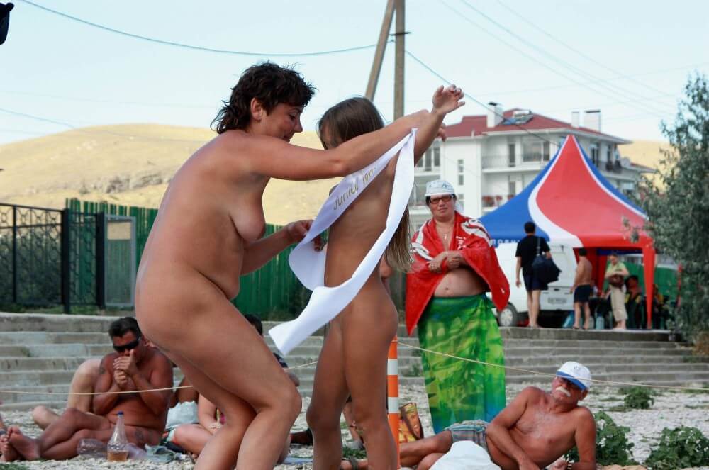 Presenting Mini Awards photos - Delegation of European Nudists