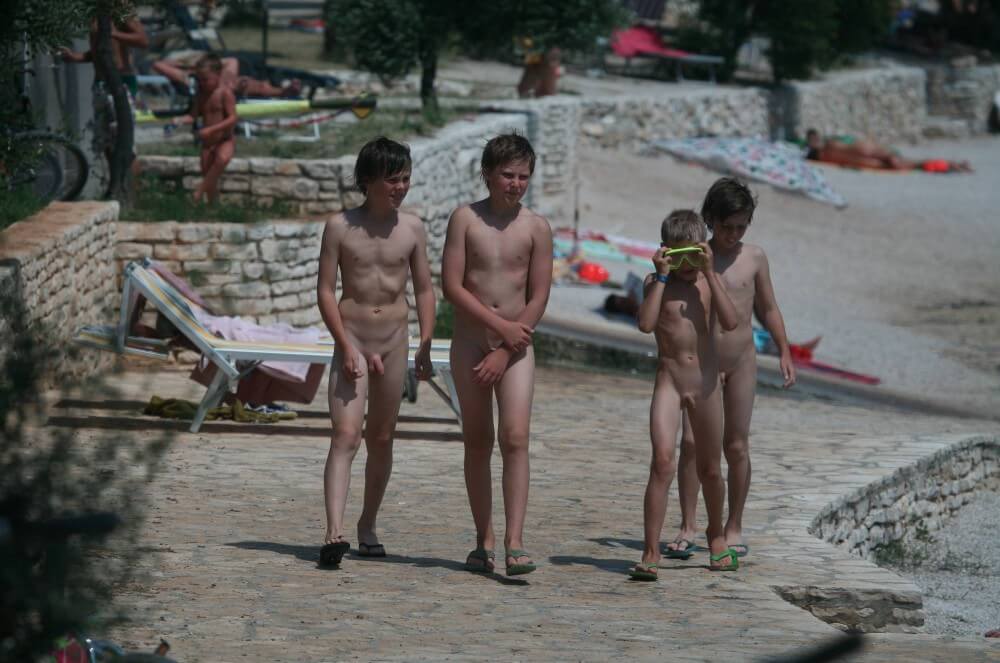 Shore walking nude - Melting under the scorching sun, I sunbathe naked