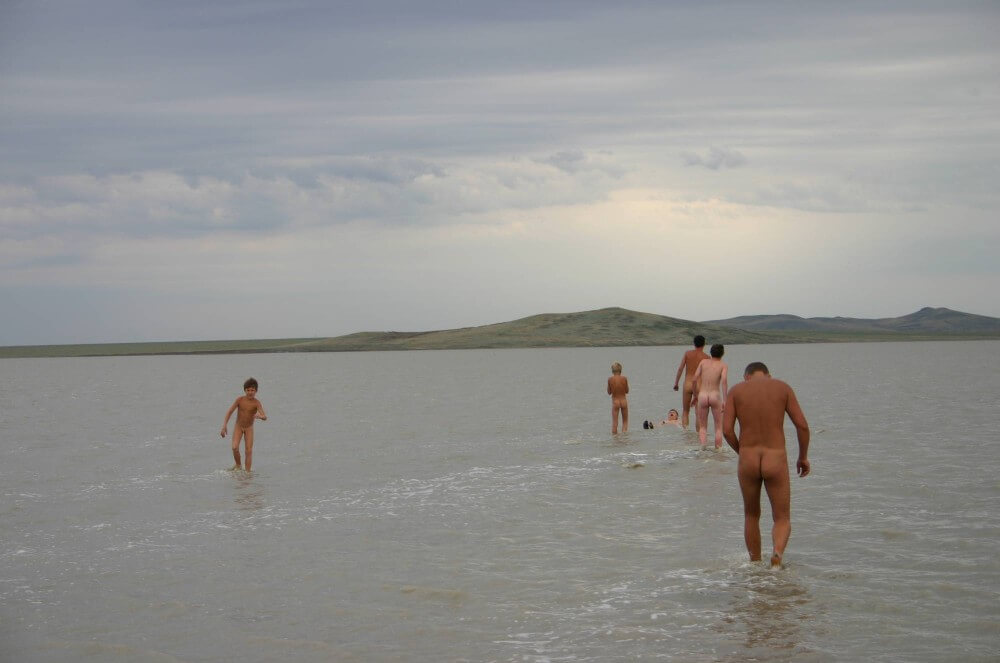 Black-Sea Body Mud Shots pics - The community of naturist movement supporters and their values