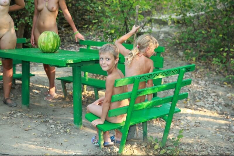 Naturists green picnic photos - Nudism helps us understand the true meaning of freedom