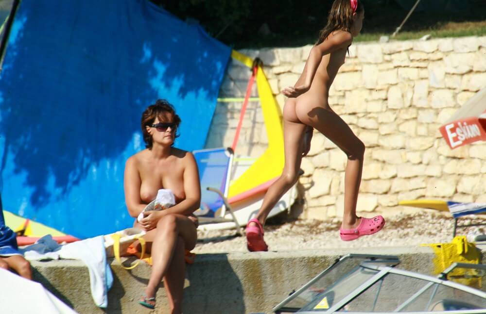 Bright Day Sun Tanning pics - Boundaries disappear in the world of nudism