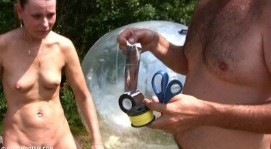 Daytime family picnic # 1 - Naturists respect each other and those around them