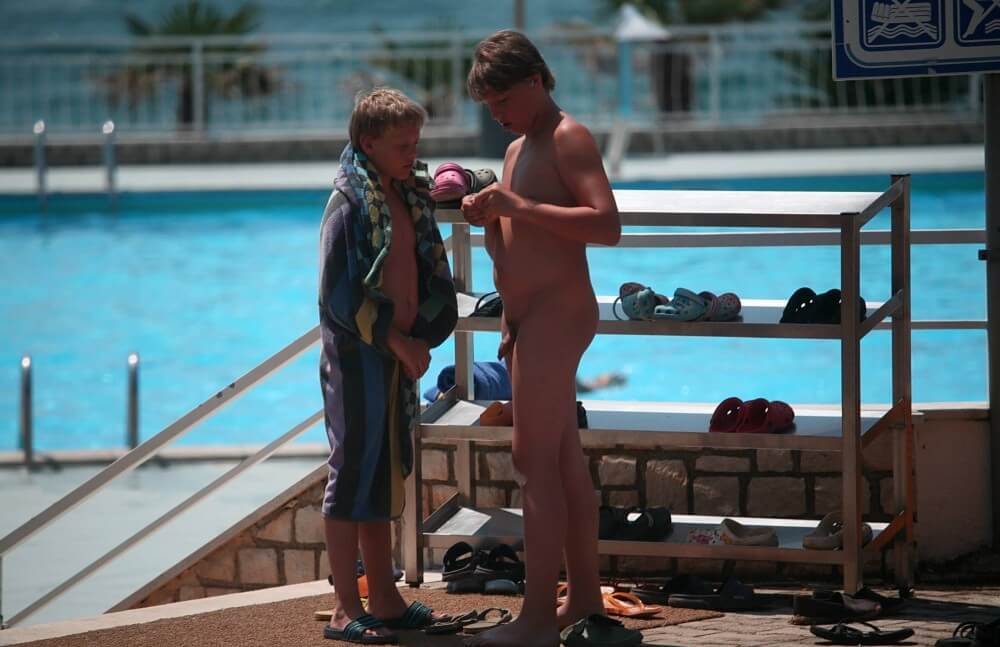 Scooter Travel Mid Day pics - Boundaries disappear in the world of naturism and nudism