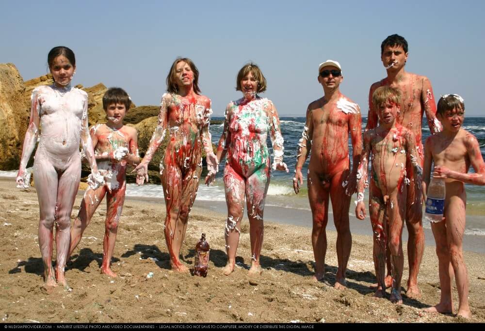 Naturism photo gallery # 58 - Boundaries disappear in the world of naturism and nudism
