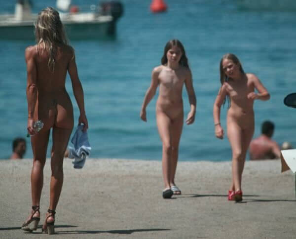 The nudism country photos - Naturists live easily and freely
