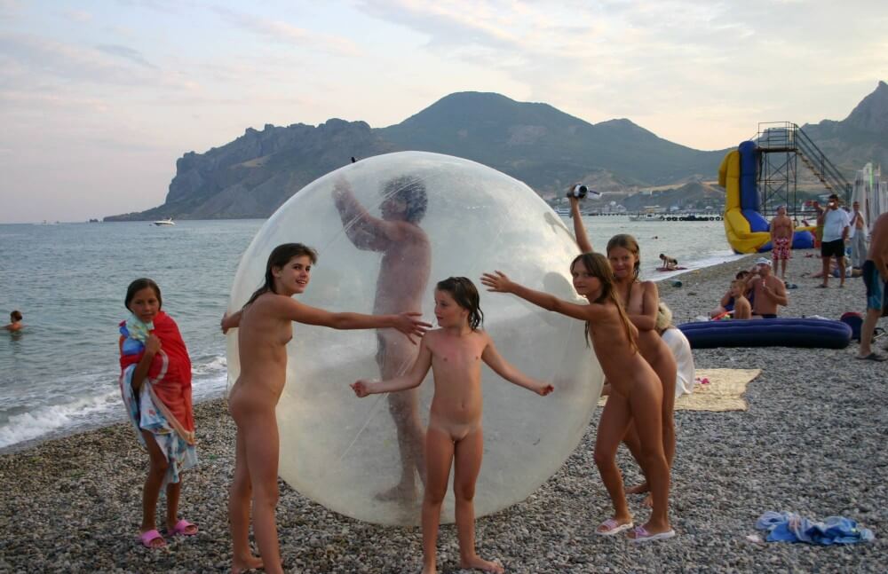 Pics Walk on the Beach Balloon - Nudism and naturism bring you closer to nature