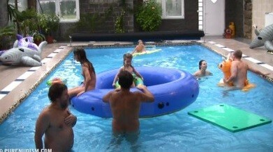 Piano pool and tennis Full HD - The practice of nudity within a community