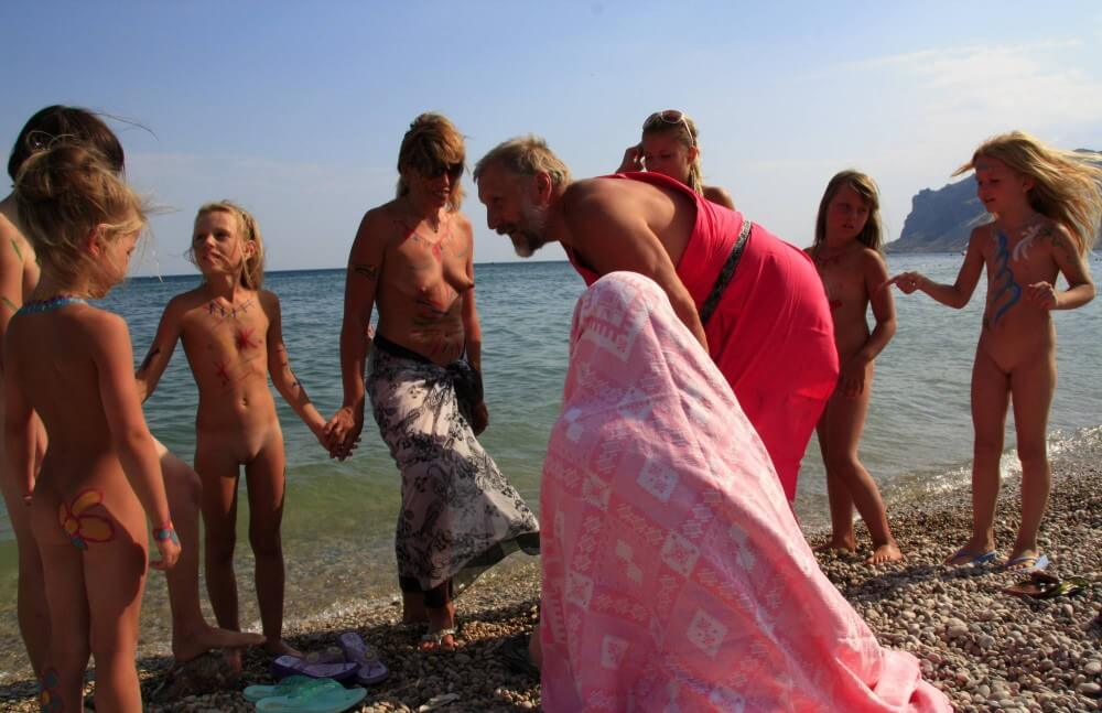 Water Drying Off pics - A person without clothes is closer to the wild