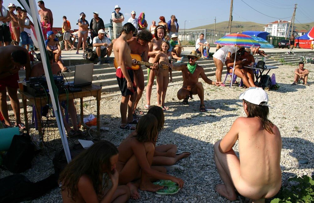 Nude Party By The Steps pics - Naturism helps overcome fears and insecurities