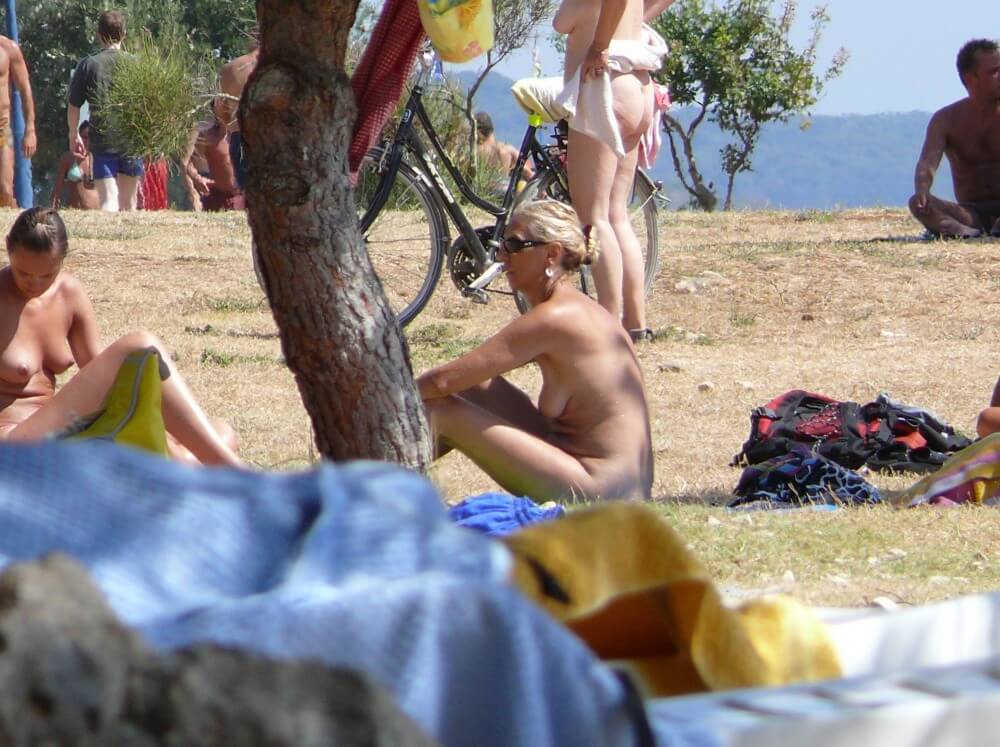Ula FKK Shore Perspective pics - People who participate in nude recreation seek psychological comfort