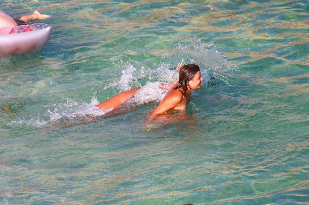 Ula FKK Teen Shore Run pics - Physical freedom is important to many nudists