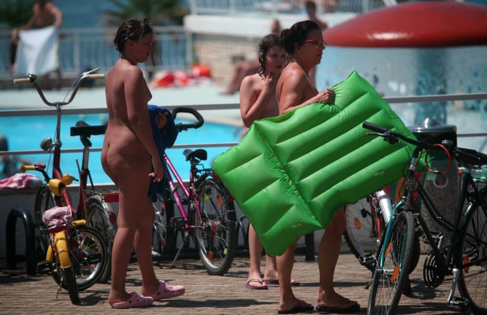 Outdoor Pool Sideliners pics - Nudist festivals are beautiful