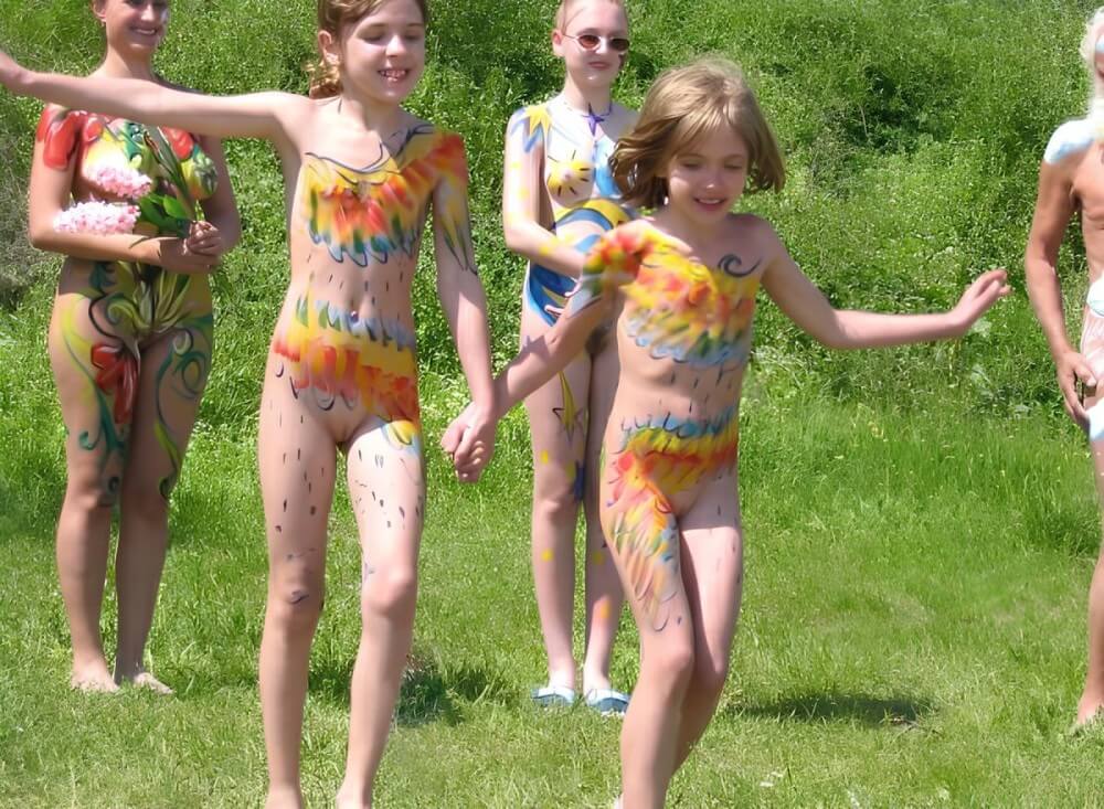 Naturism photo gallery # 29 - Simplicity and naturalness are important principles of nudism and naturism