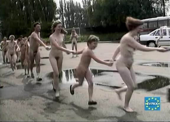 Helios Natura: Tutti-Frutti Nudie - Eurovid FKK - Naturism teaches us to appreciate the present and to be honest with ourselves and others